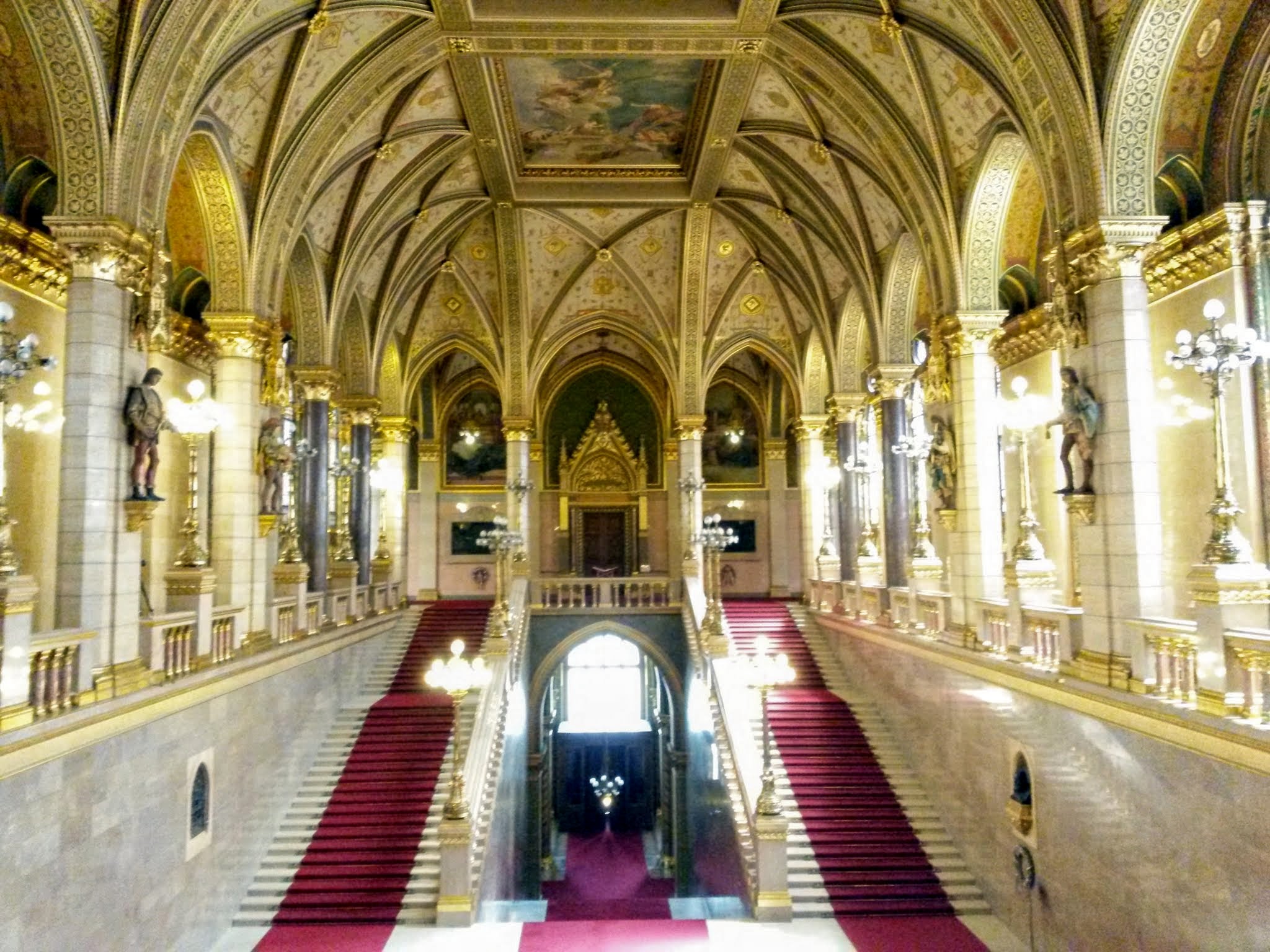 ساختمان های پارلمان و جواهرات سلطنتی بوداپست