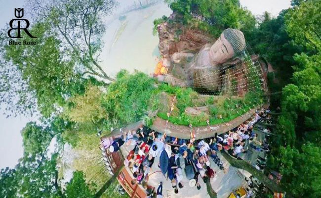 مسیر ورود به بودای بزرگ لشان در کشور چین
