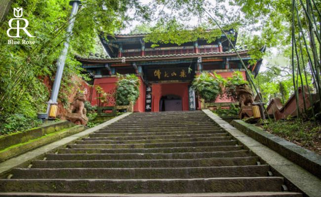 معبد لینگ یون در  لشان در کشور چین 