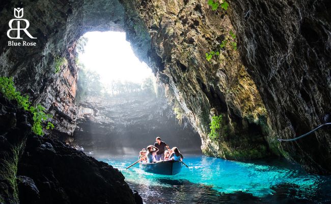 گردش در غار ملیسانی در کشور یونان