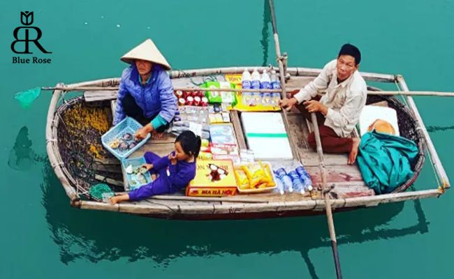 ساکنان محلی خلیج هالونگ‌بای در ویتنام