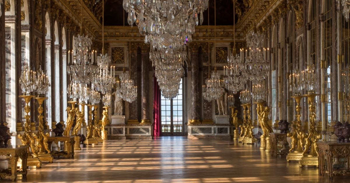 •	تالار آیینه کاخ ورسای پاریس