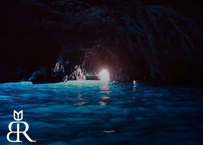 غار آبی جزیره کاپری